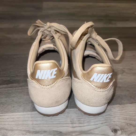 Women’s Nike sneaker - Picture 3 of 9